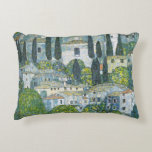 Kyrka (Kirche) i Cassone av Gustav Klimt Prydnadskudde<br><div class="desc">Kykan i Cassone - Landskap med cypresser (även kallad Kirche in Cassone - Landschaft mit Zypressen) (1913) av Gustav Klimt är en vintage-målning i symbolismens stil från den viktorianska eran,  föreställande en kyrka i staden Cassone med omgivande stentomter och cypresser vid stranden av Lake Garda i Italien.</div>