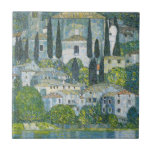 Kyrka (Kirche) i Kassone av Gustav Klimt Kakelplatta<br><div class="desc">Kyrkan i Kassone - Landskap med Cypresses (även känd som Kirche i Cassone - Landschaft mit Zypressen) (1913) av Gustav Klimt är en vintage av bra av Viktorian Era Symbolism som ger en kyrka i staden Cassone med omgivande sten byggnad och cypress träd på kant av Sjö Garda i Italien....</div>
