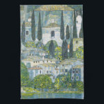 Kyrka (Kirche) i Kassone av Gustav Klimt Kökshandduk<br><div class="desc">Kyrkan i Kassone - Landskap med Cypresses (även känd som Kirche i Cassone - Landschaft mit Zypressen) (1913) av Gustav Klimt är en vintage av bra av Viktorian Era Symbolism som ger en kyrka i staden Cassone med omgivande sten byggnad och cypress träd på kant av Sjö Garda i Italien....</div>
