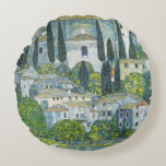 Kyrka (Kirche) i Kassone av Gustav Klimt Rund Kudde<br><div class="desc">Kyrkan i Kassone - Landskap med Cypresses (även känd som Kirche i Cassone - Landschaft mit Zypressen) (1913) av Gustav Klimt är en vintage av bra av Viktorian Era Symbolism som ger en kyrka i staden Cassone med omgivande sten byggnad och cypress träd på kant av Sjö Garda i Italien....</div>
