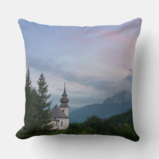 Kyrka med Alperna berg vid solnedgången Kudde (Framsida)