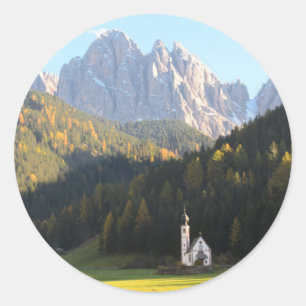 Kyrka med Dolomites-bakgrundsdekal Runt Klistermärke