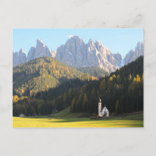 Kyrka med Dolomites-bakgrundskort Vykort