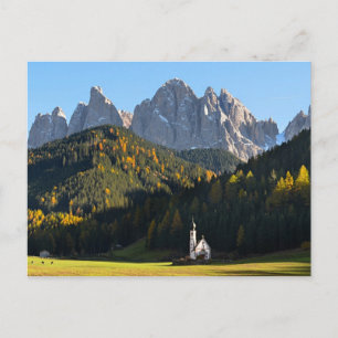 Kyrka med Dolomites-berg-vykort Vykort