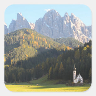 Kyrka med Dolomites-kvadratklistermärke Fyrkantigt Klistermärke