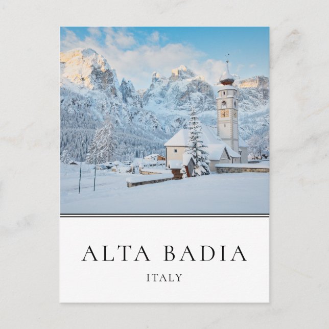 Kyrka med Dolomites på vintern i Alta Badia Vykort (Framsida)