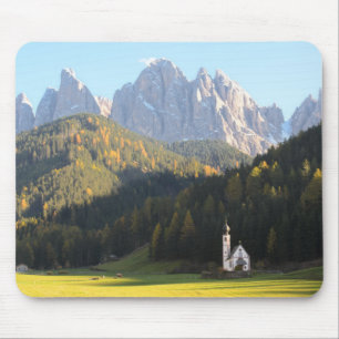 Kyrka med Dolomitesbakgrundsmousepad Musmatta
