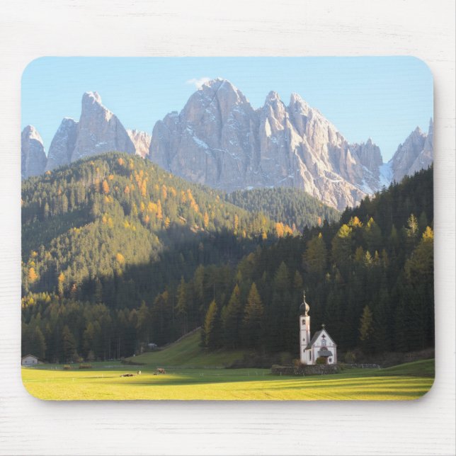 Kyrka med Dolomitesbakgrundsmousepad Musmatta (Framsidan)