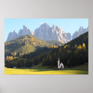 Kyrka med Dolomitesbergbakgrund Poster