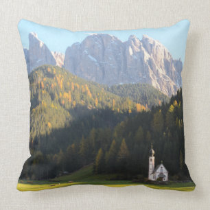 Kyrka med Dolomitesbergdekorativ kudde