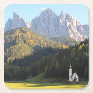 Kyrka med Dolomitesbergkustfartyget Underlägg Papper Kvadrat