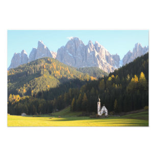 Kyrka med fotoet för Dolomitesbergbakgrund Fototryck