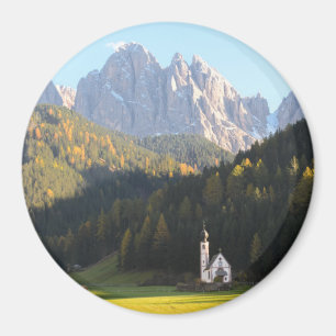 Kyrka med magneten för Dolomitesbergrunda Magnet