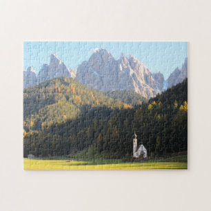 Kyrka med pussel för Dolomitesbergbakgrund