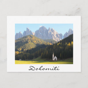Kyrka med vittexttecken för Dolomites-berget Vykort