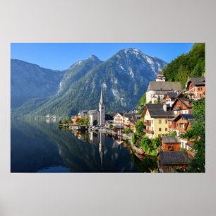 Kyrka och by Hallstatt, Österrike med Alperna Poster