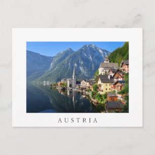 Kyrka och by Hallstatt, Österrike med Alperna Vykort