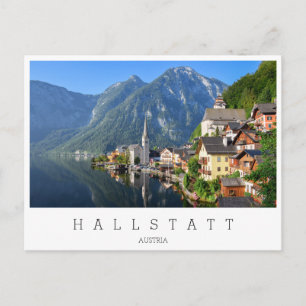 Kyrka och by Hallstatt, Österrike med Alperna Vykort