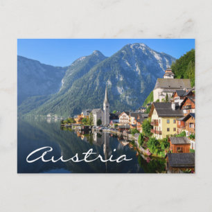 Kyrka och by Hallstatt, Österrike med Alperna Vykort
