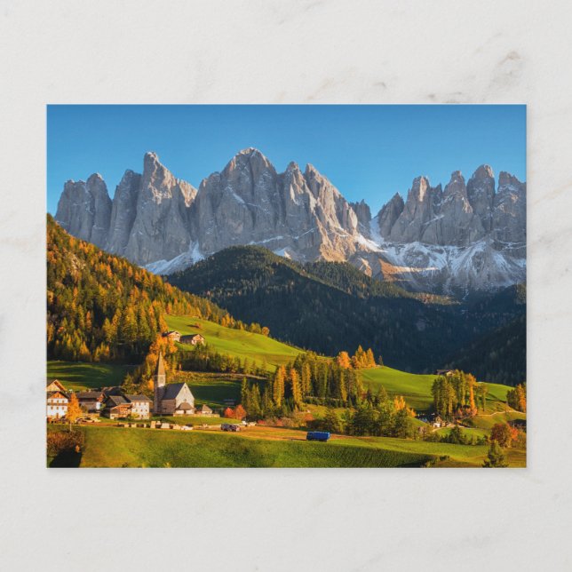 Kyrka och by med bergslandskap postca vykort (Framsida)