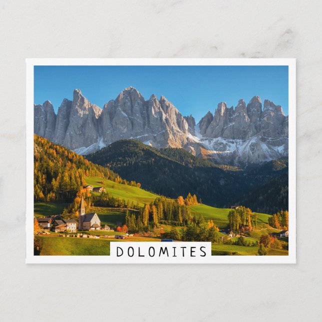 Kyrka och by med bergslandskap vykort (Framsida)