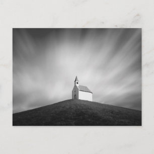 Kyrka på backe i svartvitt vykort
