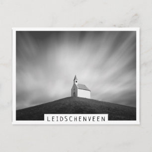 Kyrka på backe i svartvitt vykort