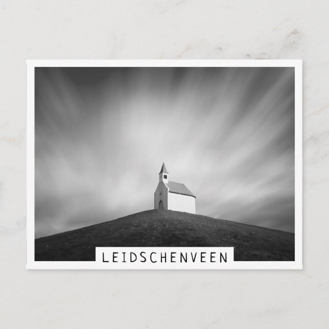 Kyrka på backe i svartvitt vykort (Framsida)