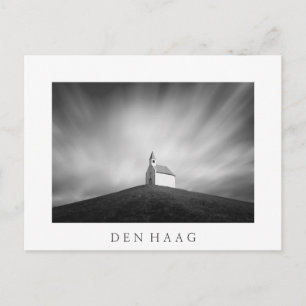 Kyrka på backe i svartvitt vykort