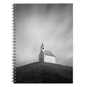 Kyrka på en backe i svartvitt anteckningsbok