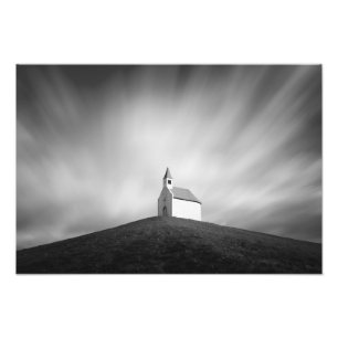Kyrka på en backe i svartvitt fototryck