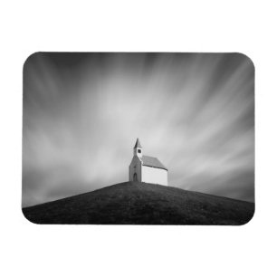 Kyrka på en backe i svartvitt magnet
