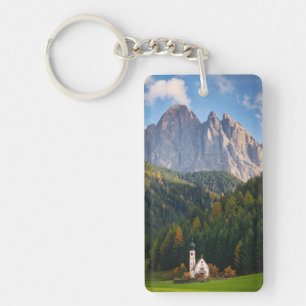 Kyrkan framför Dolomitbergen i Italien