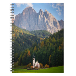Kyrkan framför Dolomitbergen i Italien Anteckningsbok