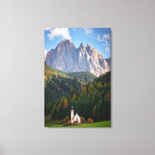 Kyrkan framför Dolomitbergen i Italien Canvastryck