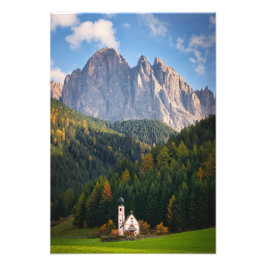 Kyrkan framför Dolomitbergen i Italien Fototryck