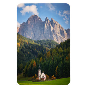 Kyrkan framför Dolomitbergen i Italien Magnet