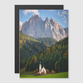 Kyrkan framför Dolomitbergen i Italien Magnetisk Inbjudningskort