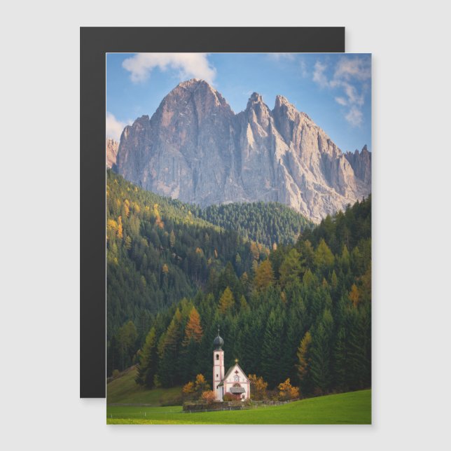 Kyrkan framför Dolomitbergen i Italien Magnetisk Inbjudningskort (Fram/baksida)