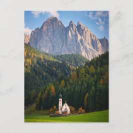 Kyrkan framför Dolomitbergen i Italien Vykort