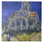 Kyrkan i Auvers av Vincent van Gogh Kakelplatta<br><div class="desc">Vincent Willem van Gogh var en postimponerande målare till nederländska ursprung, vars arbete - framstående på grund av dess skönhet, känslomässiga ärlighet och djärva färg - hade ett långtgående inflytande på 1900-talets konst. Efter år av smärtsam oro och många utbrott av psykiskt sjukdom dog han åldras 37 från ett skottsår,...</div>