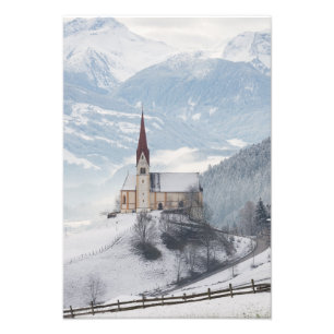 Kyrkan i en alpin vinter landskap fototryck