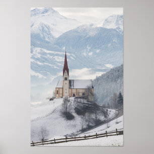 Kyrkan i en alpin vinter landskap poster