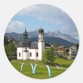 Kyrkan i Seefeld, Österrike, rund dekal Runt Klistermärke