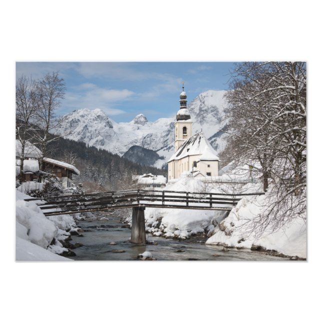 Kyrkan i snö med Alperna berg på vintern Fototryck (Framsidan)
