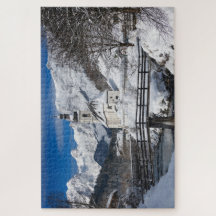 Kyrkan i snö med Alpernornas berg