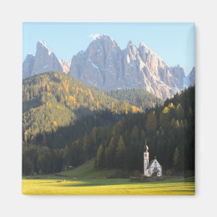 Kyrkan med Dolomitesberg kvadrerar magneten Magnet