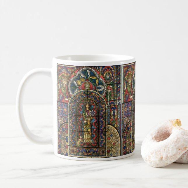 Kyrkfönster med glasmålning, gammal arkitektur kaffemugg (Med munk)
