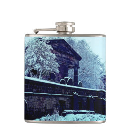 Kyrkogården i snö fickplunta