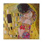 Kyss av Gustav Klimt, Vintage Art nouveau Kakelplatta<br><div class="desc">Den ultimata målningen av kärlek, en vacker design för att fira Alla hjärtans dag med! Kiss (detalj) (1907-1908) av Gustav Klimt är en vintage av Viktorian Era Symbolism bra art kärlek och romantik som har ett romantiskt par i olika nyanser av guld, mönster och symboler och som delar en kyss...</div>